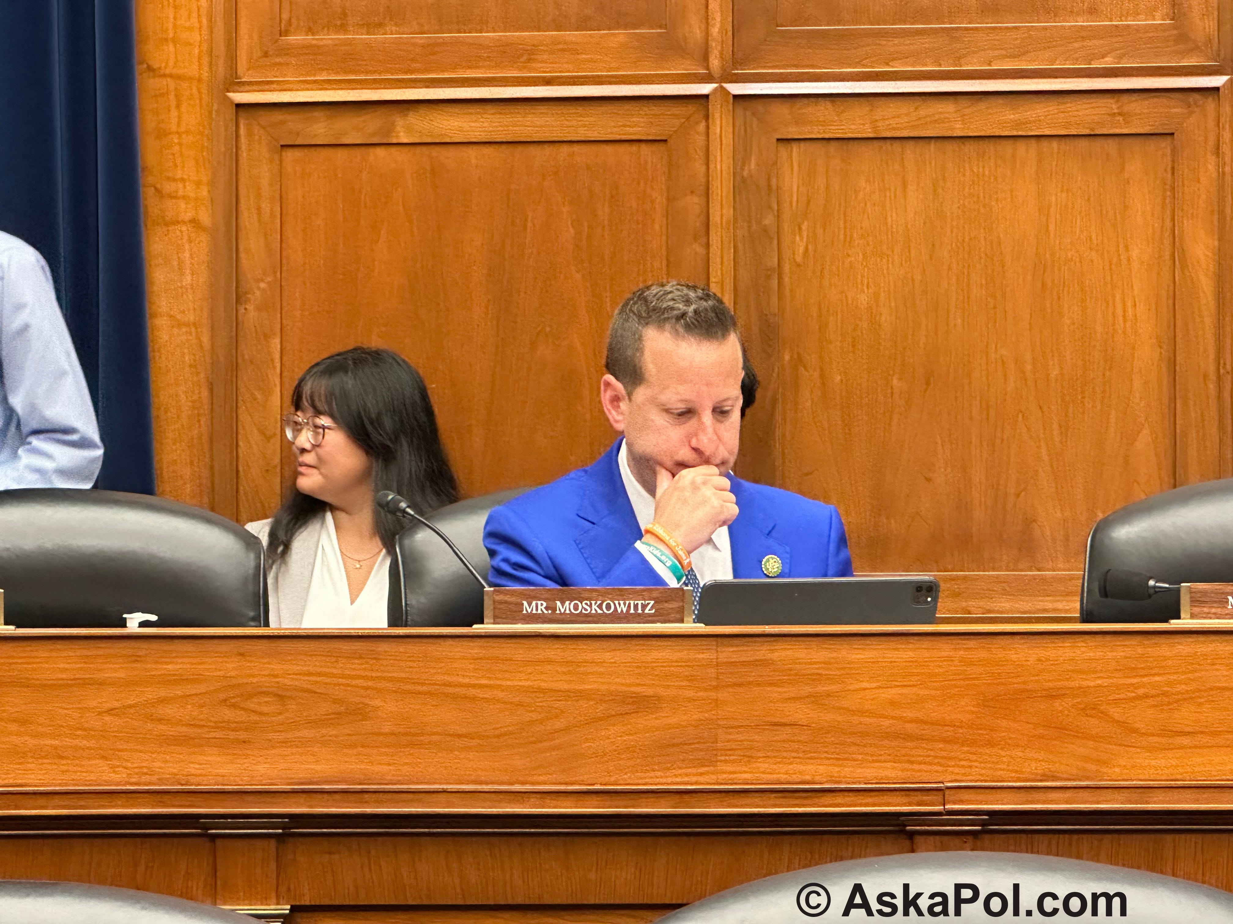 Moskowitz after hearing Burlison react to AARO SCIF briefing: "I’m gonna go talk to him”  episode artwork