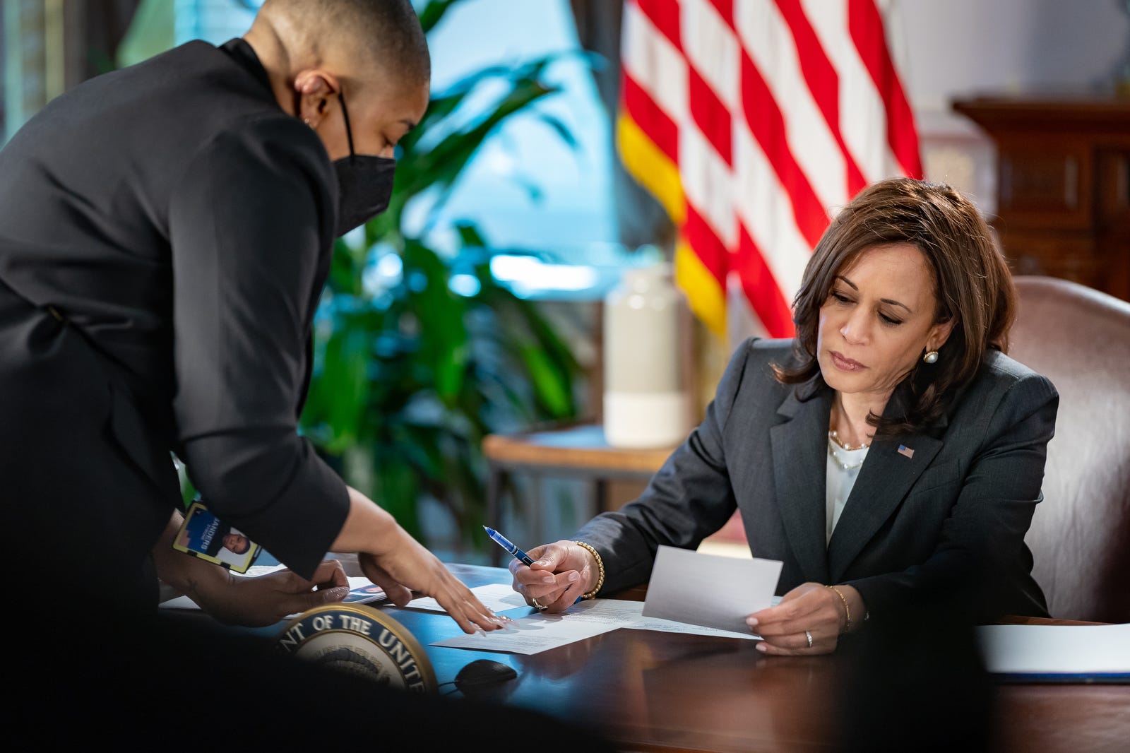 🛂 En Guatemala, Kamala Harris dice "No vengáis" 🇵🇪 y la izquierda está cerca de ganar en Perú - podcast episode cover