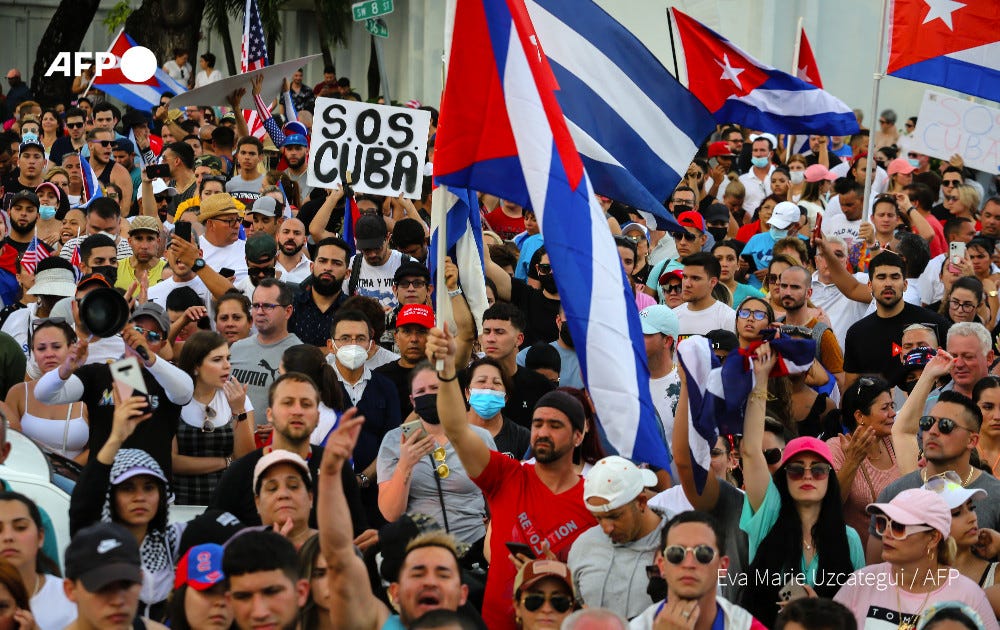 🇨🇺 Las protestas en Cuba ponen el foco en el castrismo y en el bloqueo económico de EE.UU. - podcast episode cover