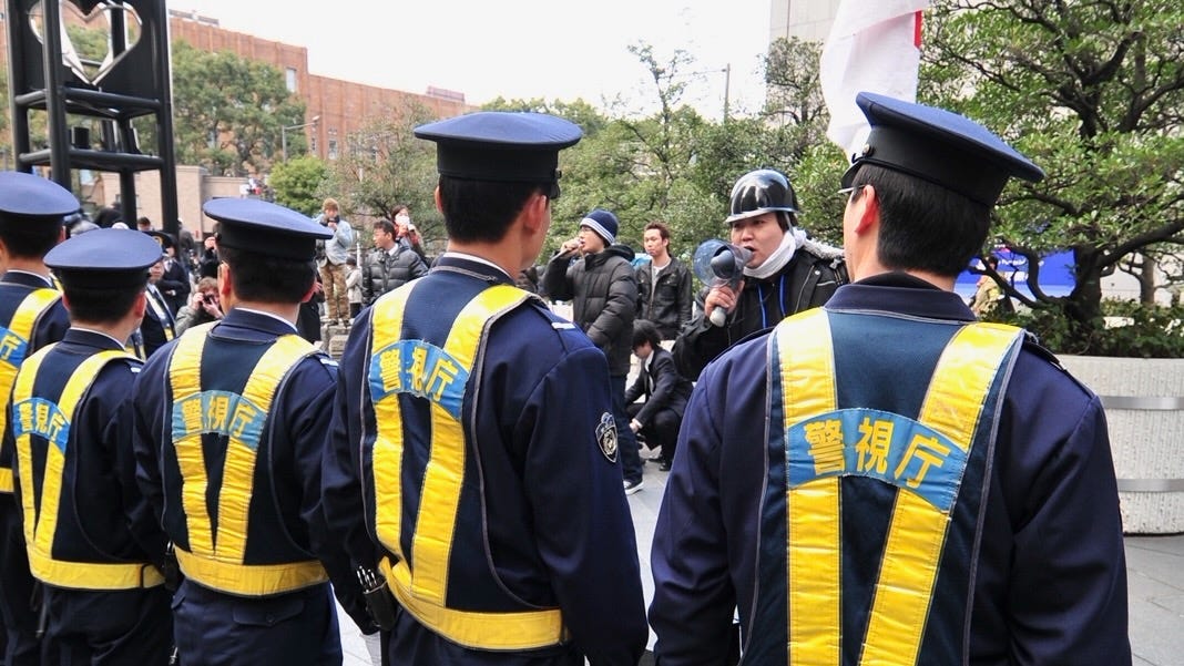 Hawaii, demonstrationer och häng på sportbar i Tokyo