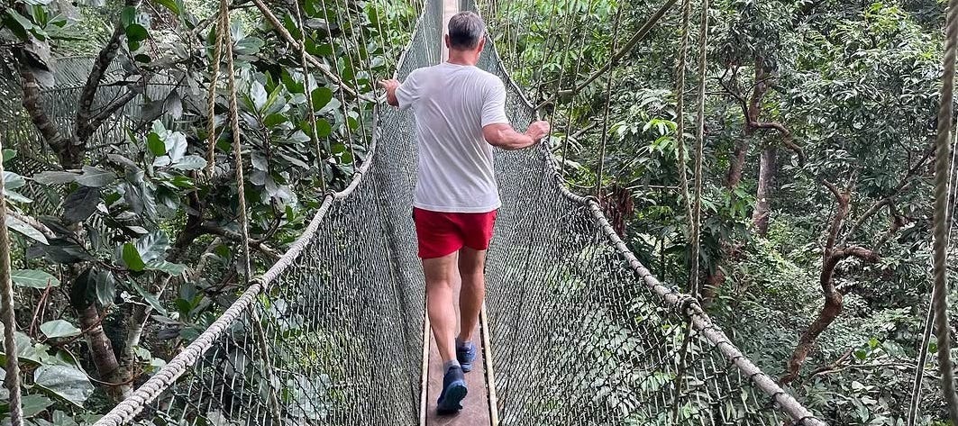El periodista de éxito que se atrevió a hacer lo que otros solo sueñan: "Dejé de trabajar con 44 años para vivir viajando" episode artwork