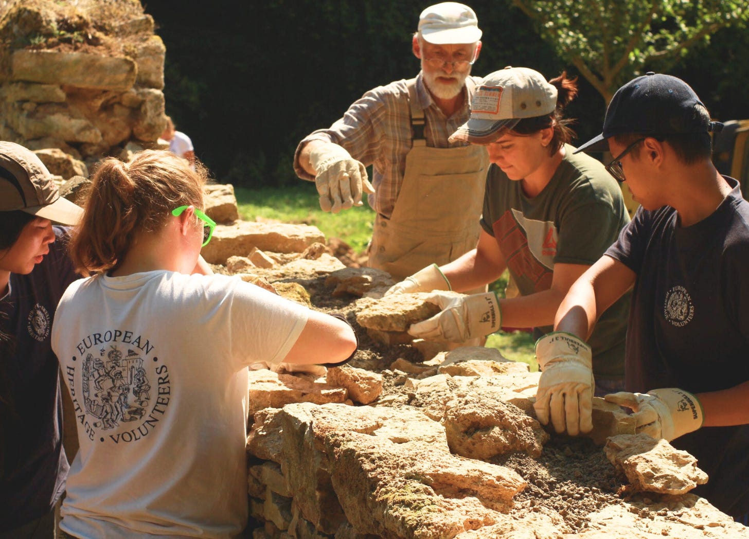 ЕП 05 • Доброволци реставрират