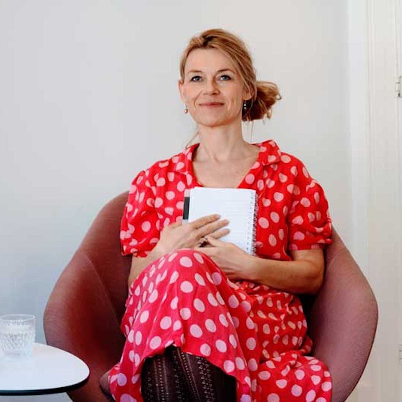 Slip det giftige håb - og kom hjem til dig selv. Om 'lyserøde luftkasteller' - Med Sara Skaarup