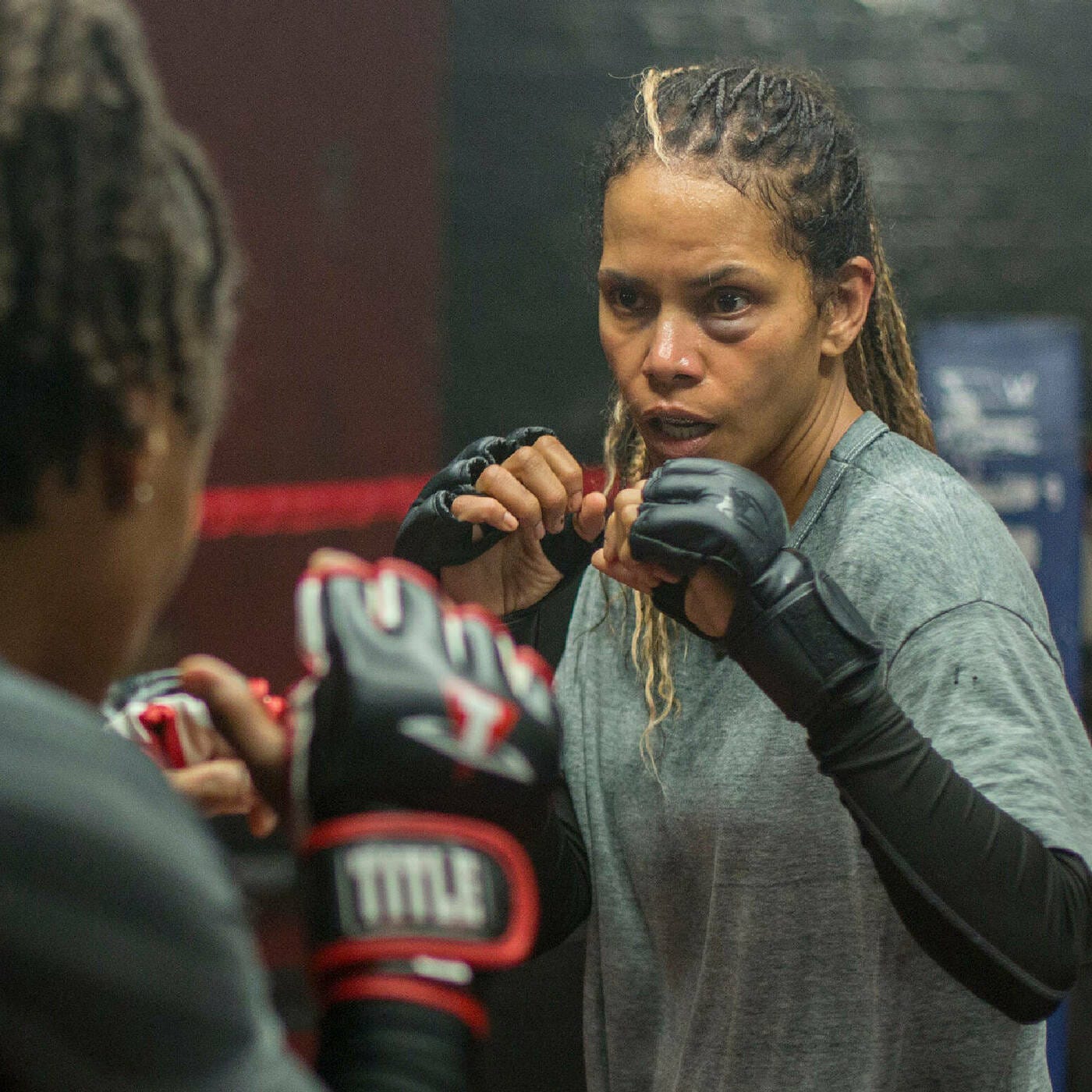 "Bruised"? Halle Berry schwitzt sich in Höchstform episode artwork
