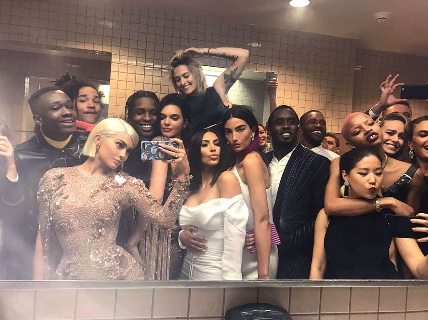 Met Gala 2017: Everything You Need to Know About Kylie Jenner's Epic  Bathroom Selfie