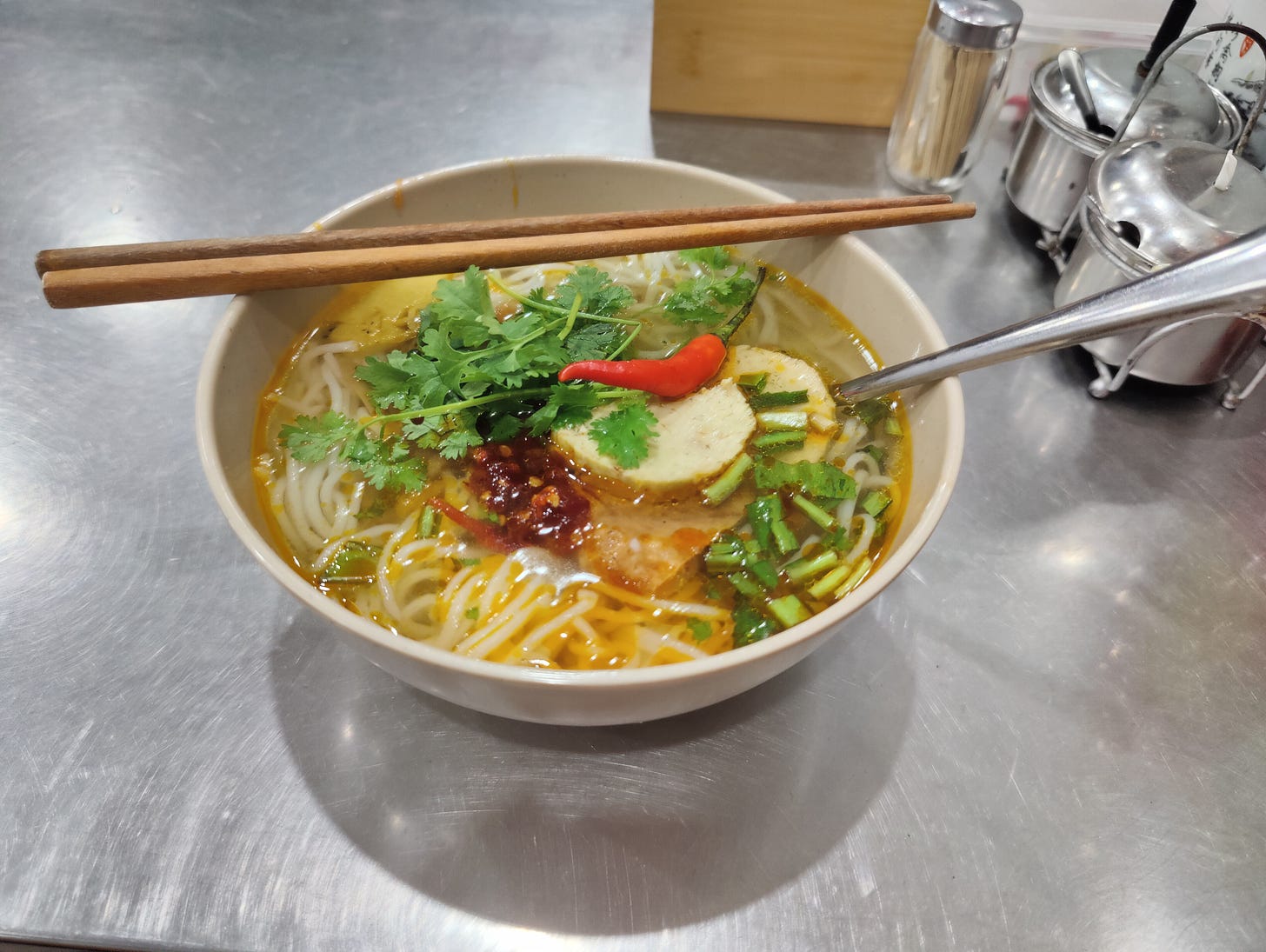 bowl of vietnamese noodle soup