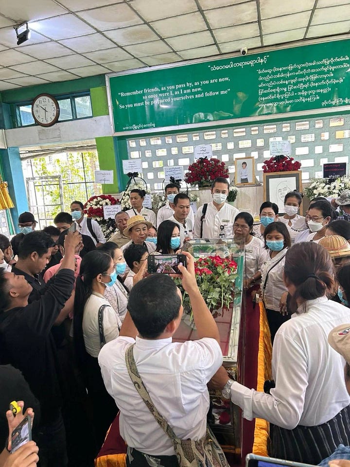 ဓါတ်ပုံတွေကတော့ ဒီနေ့ ရေဝေးသုသာန်မှာ ကျင်းပတဲ့ နိုင်ငံရေးအကျဉ်းသား မဝတ်ရည်အောင်ရဲ့ ဈာပနအခမ်းအနားမြင်ကွင်းတချို့ပဲ ဖြစ်ပါတယ်။  ဓါတ်ပုံများ- ကိုမြအေး၊ ကိုဖိုးညီနဲ့ နာရေးကူညီမှုအသင်း(ရန်ကုန်)