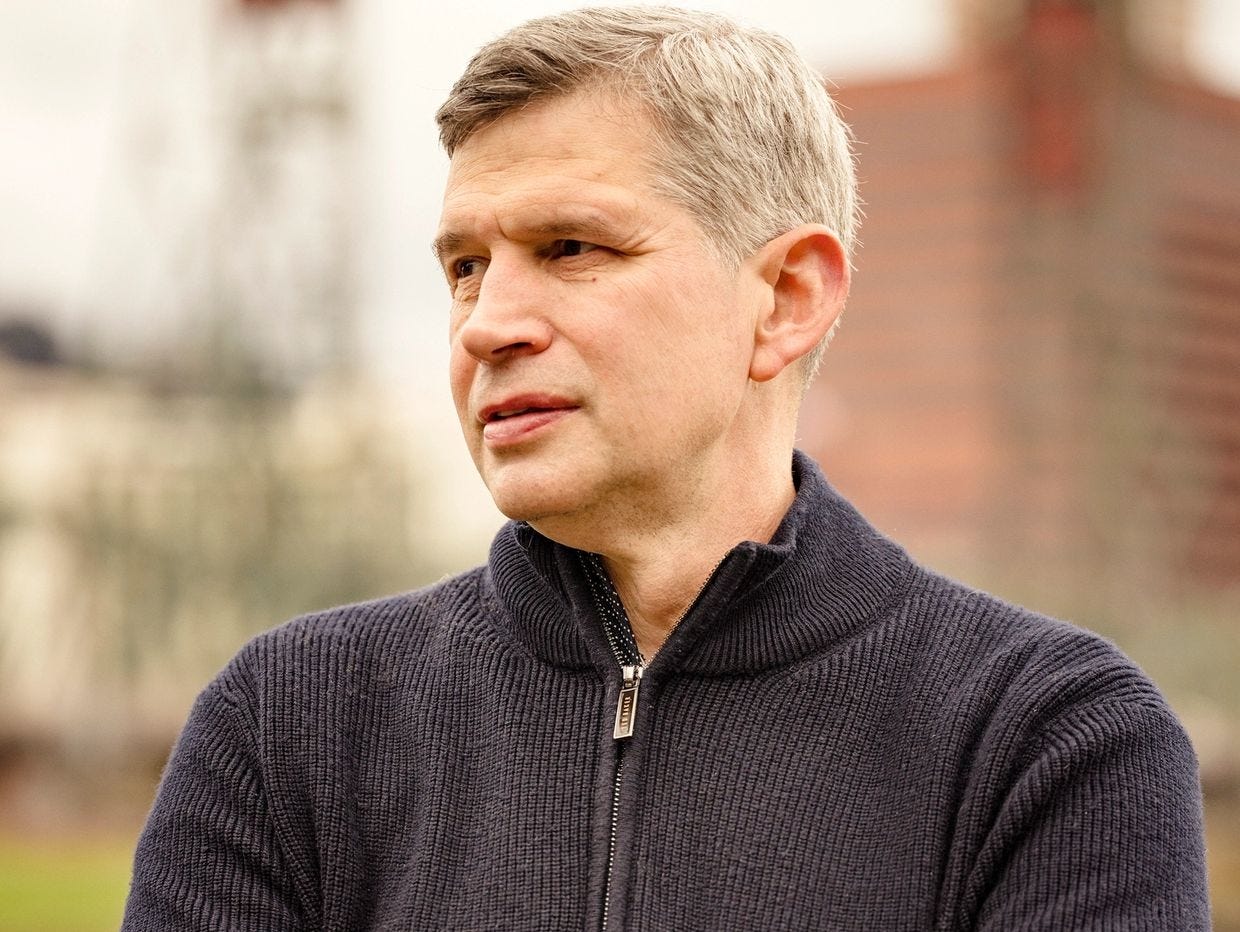 May be a closeup of 1 person, standing and outdoors