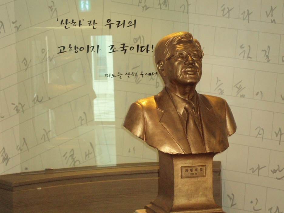 A bust of a person in a suit

AI-generated content may be incorrect.