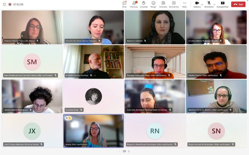 Descrição da imagem: tela do aplicativo de reuniões, com 16 retângulos, cada um com uma pessoa centralizada, sendo dois homens apenas. Em quatro retângulos não aparecem as pessoas, somente as iniciais dos seus nomes.