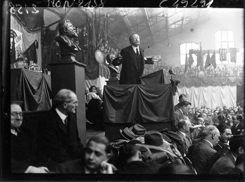 Léon Blum interviene al Congresso socialista nel 1932.