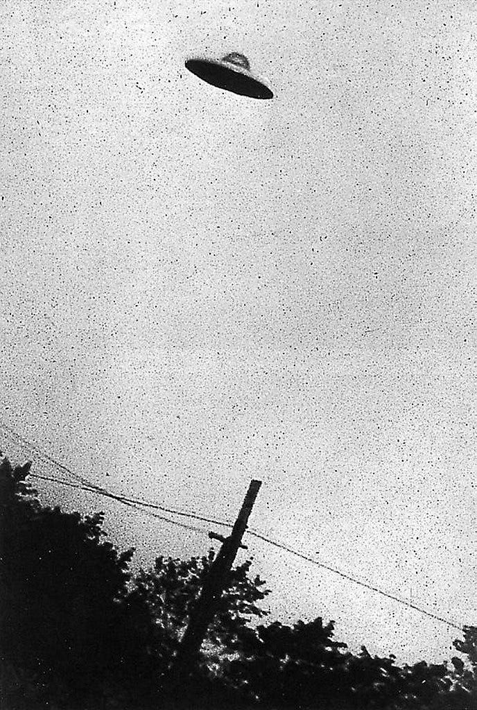 https://upload.wikimedia.org/wikipedia/commons/thumb/6/66/Supposed_UFO%2C_Passaic%2C_New_Jersey.jpg/688px-Supposed_UFO%2C_Passaic%2C_New_Jersey.jpg