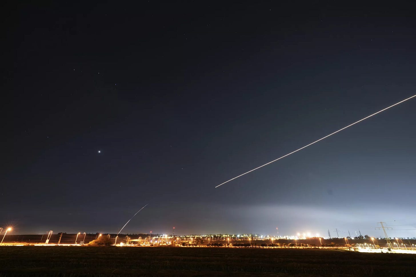 Το αντιπυραυλικό σύστημα Iron Dome του Ισραήλ εκτοξεύει για να αναχαιτίσει έναν πύραυλο που εκτοξεύτηκε από τη Λωρίδα της Γάζας προς το Ισραήλ, κοντά στο Sderot - Sputnik Ινδία, 1920, 13.10.2023