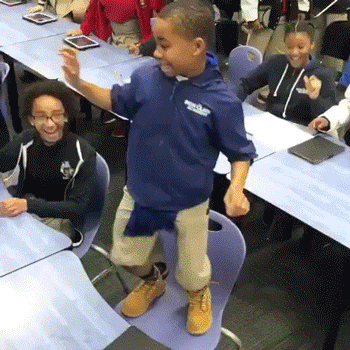 gif menino dançando comemorando