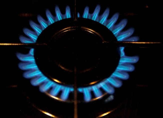 In der Schweiz brauchen rund 300 000 Haushalte Gas. Wenn es hart auf hart kommt, wird vorher der Verbrauch grosser Firmen eingeschränkt.
