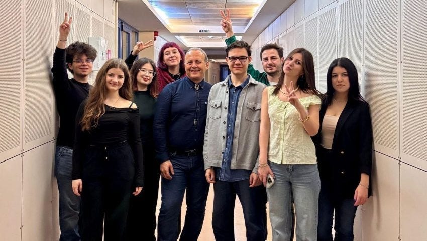 Argumente, nu zgomot: cum învață Generația Z să dezbată, nu să se certe Argumente, nu zgomot: cum învață Generația Z să dezbată, nu să se certe