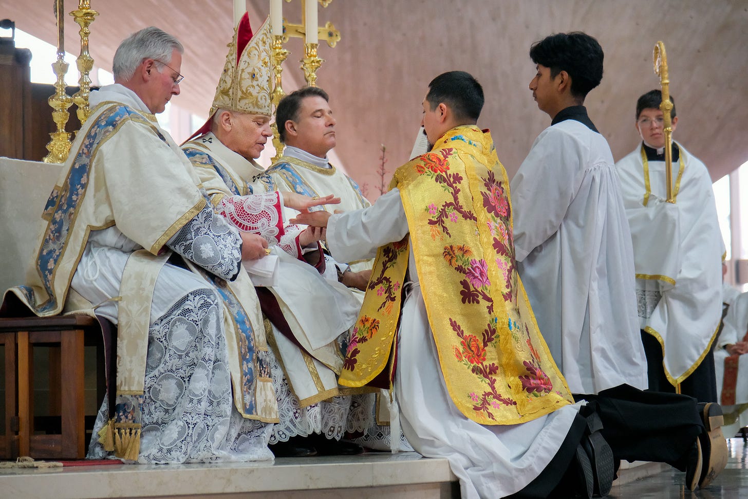 Puede ser una imagen de 4 personas.