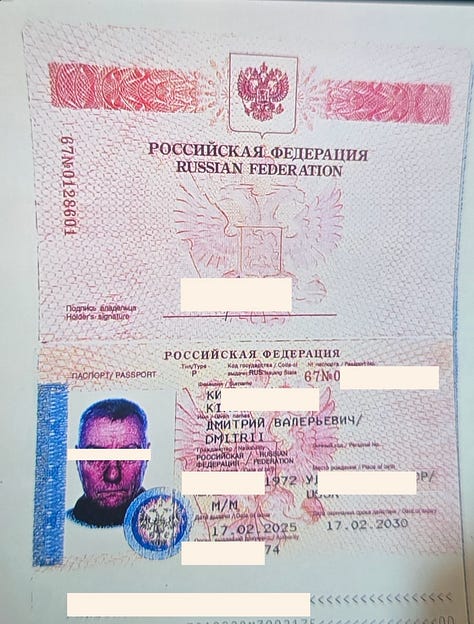 Dëshmia #1 – Faqe identifikimi ruse: Dokument identifikimi i Federatës Ruse me të dhëna biografike dhe elemente sigurie, pjesë e materialit të shqyrtuar nga redaksia. | Dëshmia #2 – Faqe pasaporte bjelloruse Dokumenti A: Faqe biografike e Republikës së Bjellorusisë me elemente standarde shtetërore dhe fusha vlefshmërie, të dhënat sensitive janë redaktuar. | Dëshmia #3 – Faqe pasaporte bjelloruse Dokumenti B: Dokument i dytë bjellorus me shkrime në alfabet cirilik dhe latin, që përforcon modelin e identiteteve ndërkufitare. | Dëshmia #4 – Patentë bjelloruse: Leje drejtimi e lëshuar nga autoritetet e Bjellorusisë, pjesë e të njëjtit set dokumentesh identifikimi. | Dëshmia #5 – Patentë shqiptare: Leje drejtimi e Republikës së Shqipërisë, që lidh zinxhirin e lëvizjes ndërmjet Shqipërisë dhe Kosovës. | Dëshmia #6 – Faqe shtesë pasaporte dhe elemente verifikimi: Zona e lexueshme me makinë dhe vulat zyrtare konfirmojnë tipare autentike të dokumenteve të udhëtimit. Të gjitha të dhënat personale janë redaktuar nga redaksia.