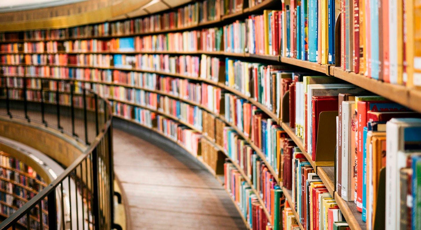 Livros na prateleira de madeira marrom