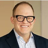 メガネをかけたスーツ姿の男性

自動的に生成された説明