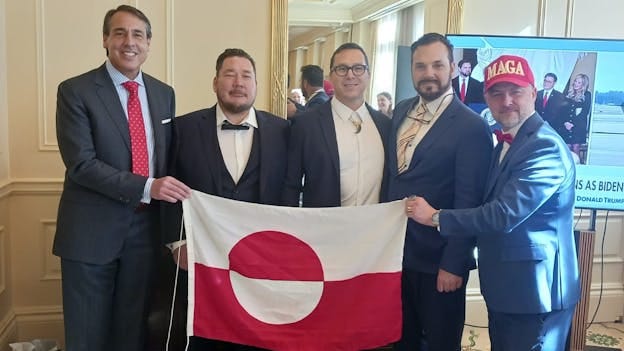 Kuno Fencker står i midten, og Jørgen Boassen og Thomas Dans står til venstre for ham. Kuno Fencker står i midten, og Jørgen Boassen og Thomas Dans står til venstre for ham.