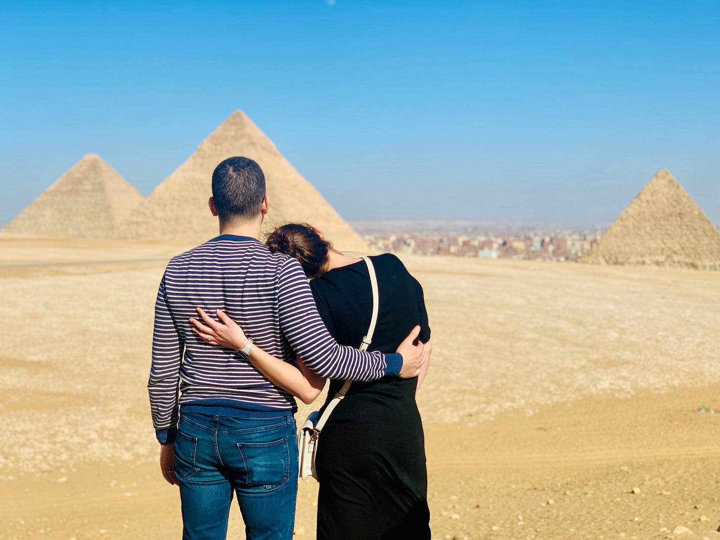 couple in front of the pyramids in Giza