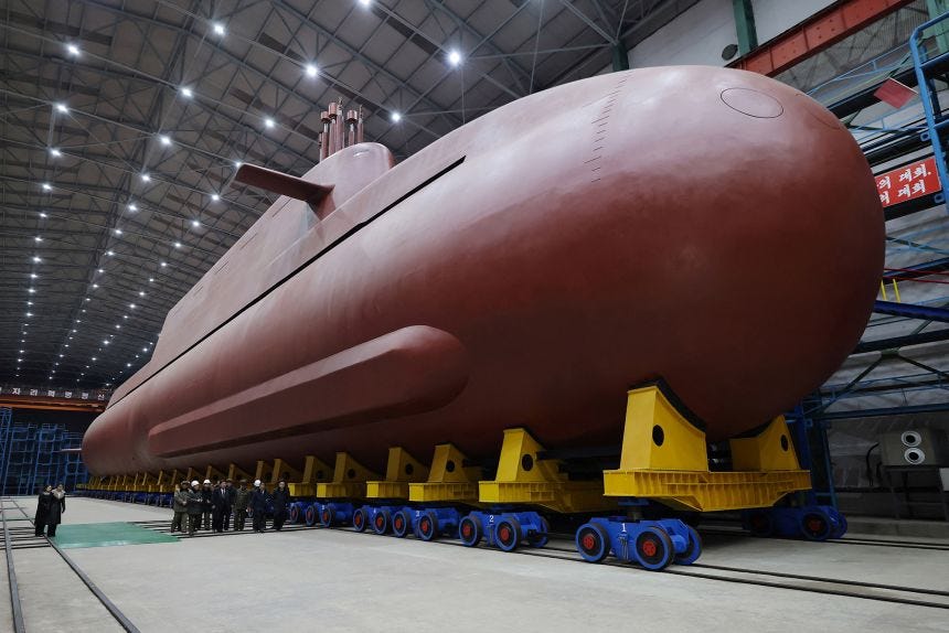 Il leader nordcoreano Kim Jong Un visita il cantiere di quello che la Corea del Nord definisce un sottomarino nucleare da 8.700 tonnellate il 25 dicembre 2025. Il leader nordcoreano Kim Jong Un visita il cantiere di quello che la Corea del Nord definisce un sottomarino nucleare da 8.700 tonnellate il 25 dicembre 2025.