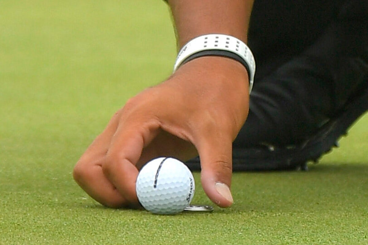 Should you use the line on your golf ball to putt? Should you use the line on your golf ball to putt?