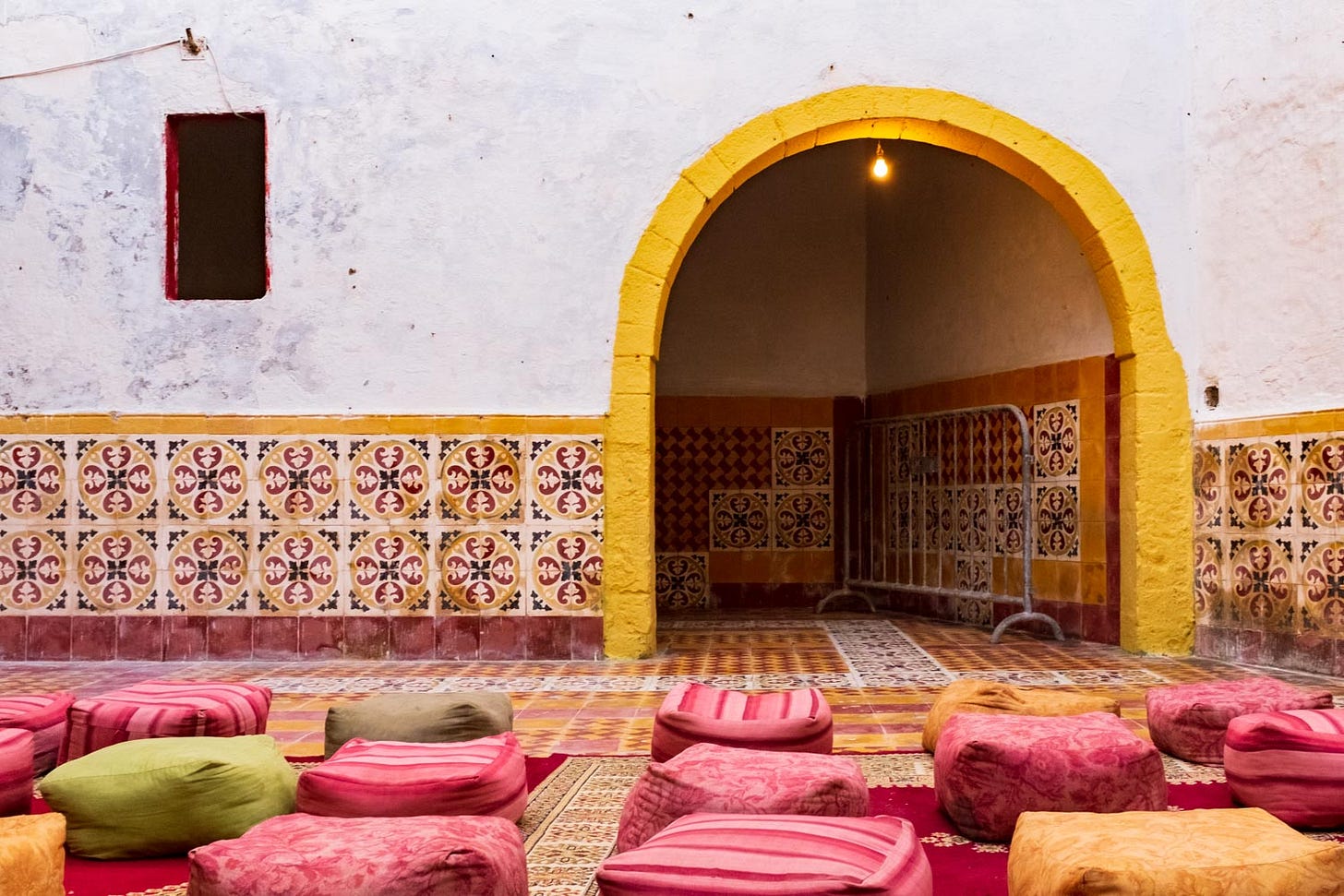 de entree van zaouia Sidna Bilal voor de ceremonie