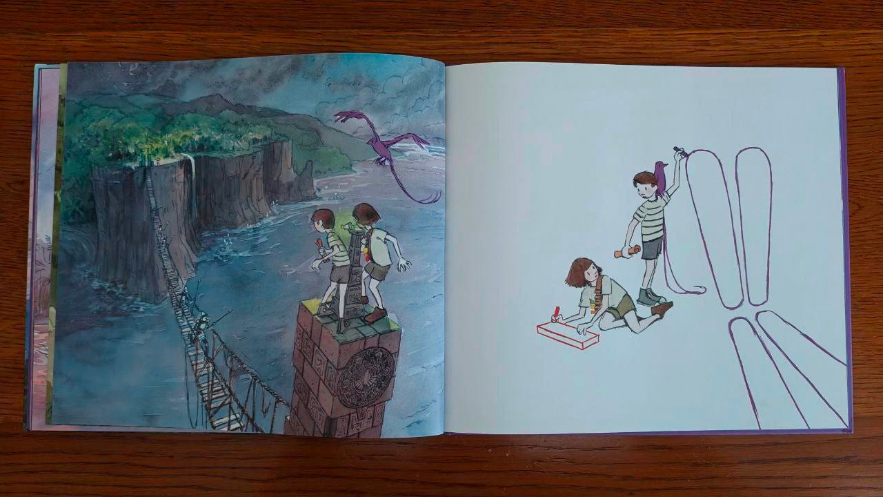 Doppia pagina del libro "Viaggio" di Aaron Becker appoggiata su un tavolo di legno marrone. A sinistra l'illustrazione di bambino, bambina e fenice violetto su una torre mentre guardano delle guardie che corrono su un ponte sospeso sul mare; a destra sfondo bianco e i due iniziano a disegnare i contorni violetto di due ali.