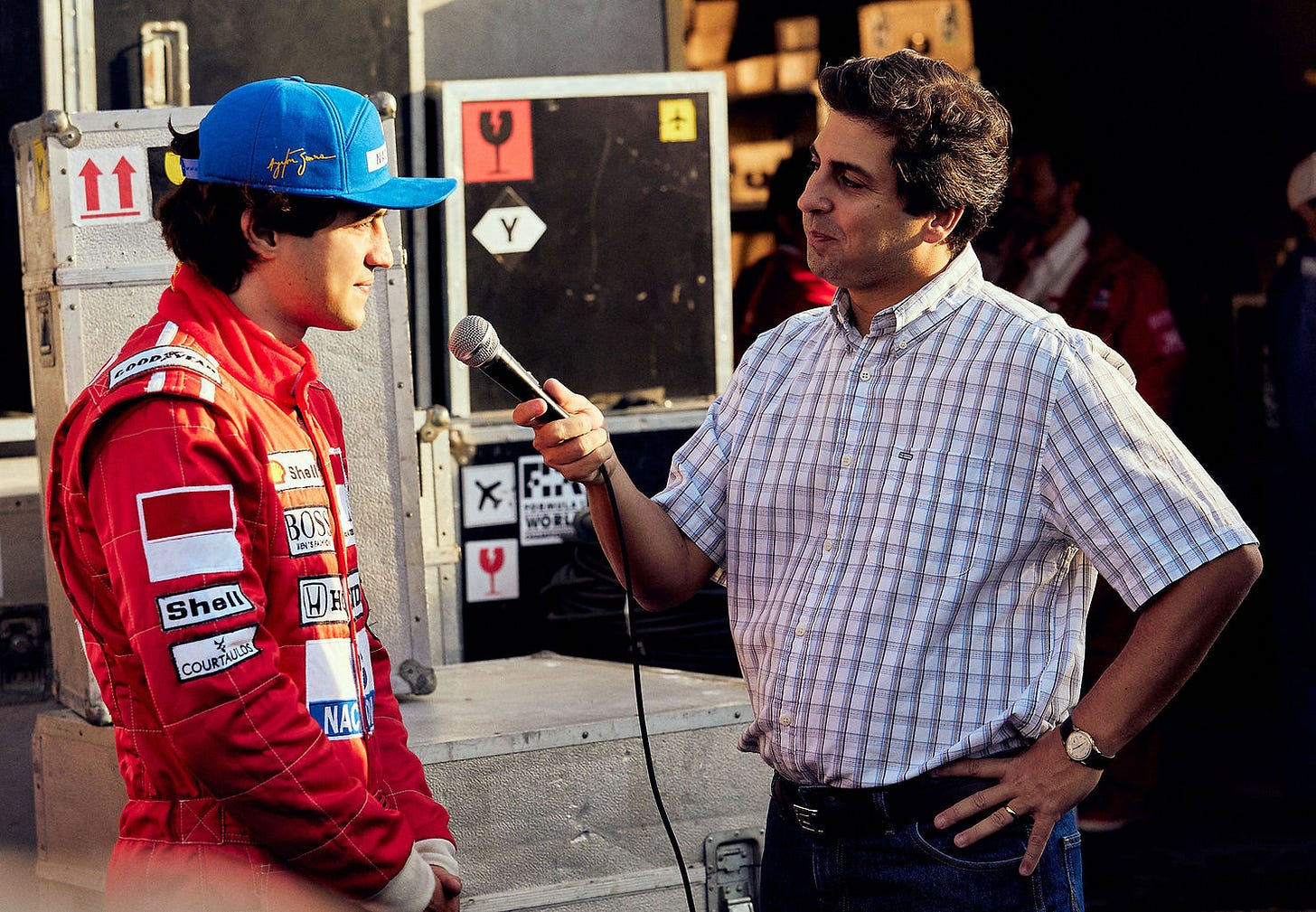 Karakteren Ayrton Senna blir intervjuet