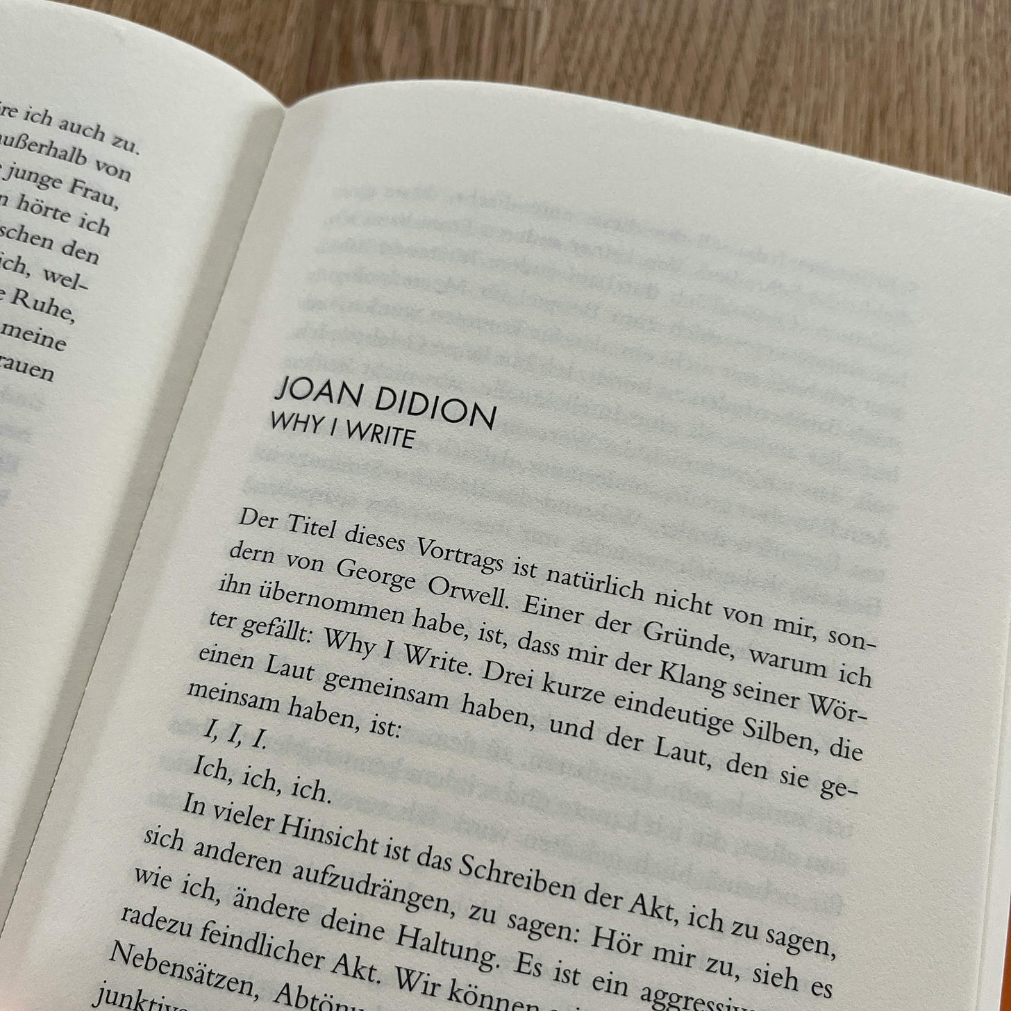 Aufgeschlagene Seiten, Blick ins Buch: Man sieht die Überschrift des Essays "Why I Write" von Joan Didion. Aufgeschlagene Seiten, Blick ins Buch: Man sieht die Überschrift des Essays "Why I Write" von Joan Didion.