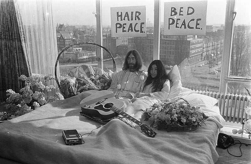 File:John Lennon en zijn echtgenote Yoko Ono op huwelijksreis in Amsterdam. John Lenn, Bestanddeelnr 922-2302.jpg