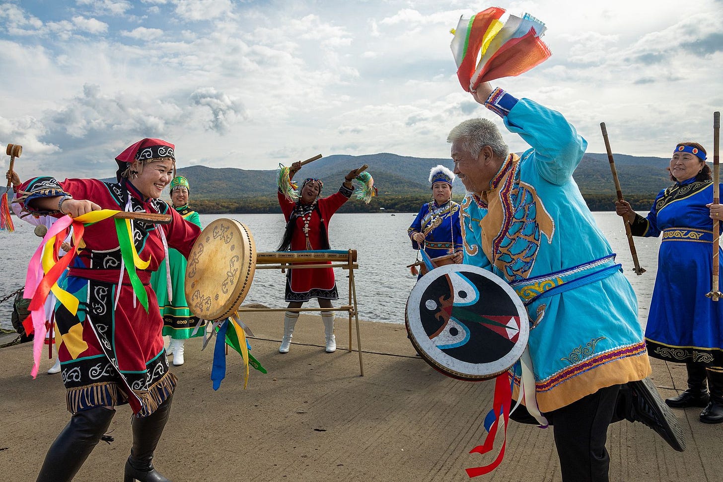 Hezhe_ethnic_group_northeastern_China_VCG111458.original.jpg (1700×1133)