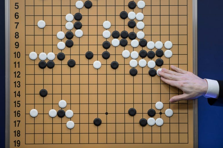 Computador que venceu humanos no jogo Go se torna mais inteligente - ISTOÉ  Independente