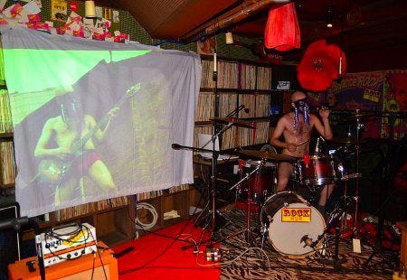 Le musicien Octopoulpe en concert privé dans sa tenue de scène : slip rouge et masque de pieuvre Le musicien Octopoulpe en concert privé dans sa tenue de scène : slip rouge et masque de pieuvre