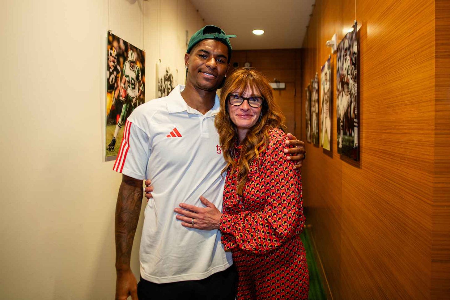 Julia Roberts poses for a photo with Manchester United forward Marcus Rashford Julia Roberts poses for a photo with Manchester United forward Marcus Rashford
