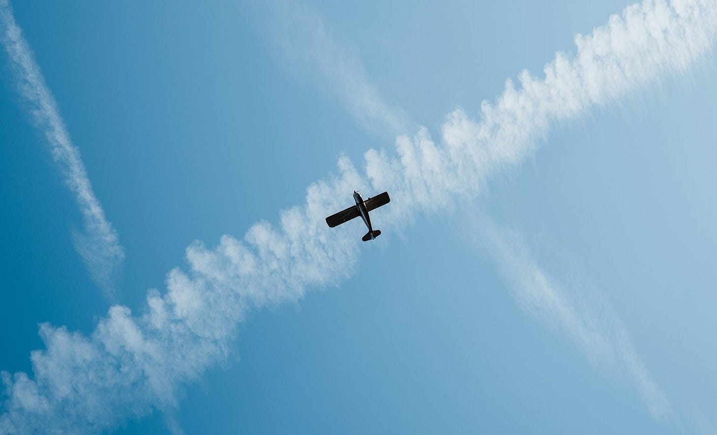 airplane flying in the sky during daytime