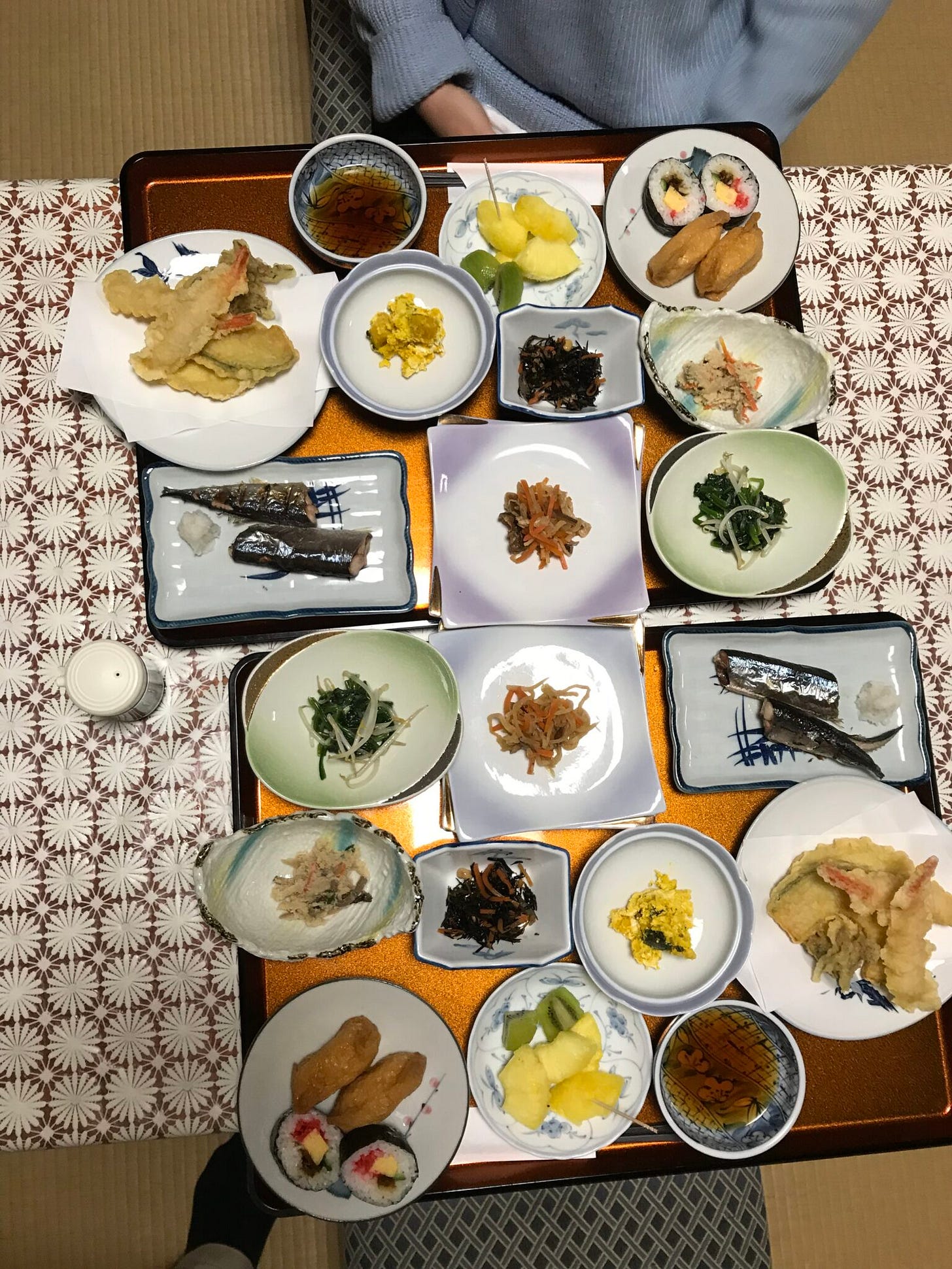 Frühstückstisch mit vielen Gängen Frühstückstisch mit vielen Gängen