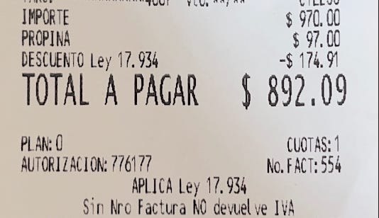 A restaurant receipt receiving the Uruguayan tourist discount