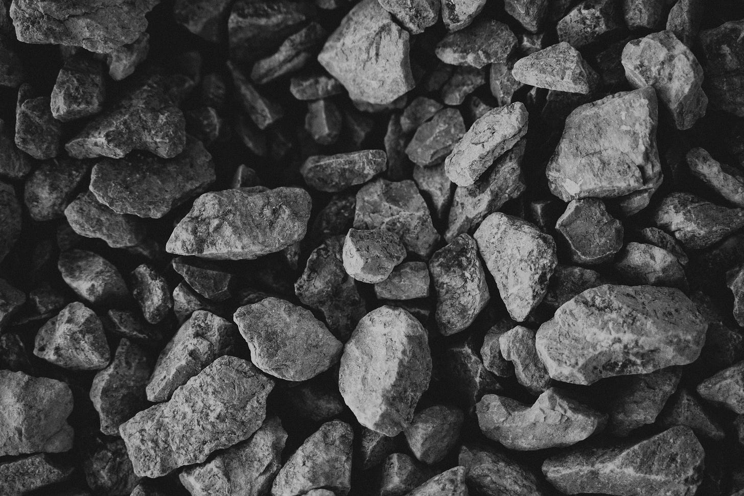 sassi irregolari fotografati da vicino in bianco e nero sassi irregolari fotografati da vicino in bianco e nero