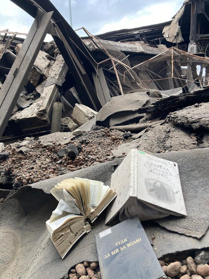 Fotografii ale distrugerilor provocate Bibliotecii Științifice Regionale de bombardamentele rusești