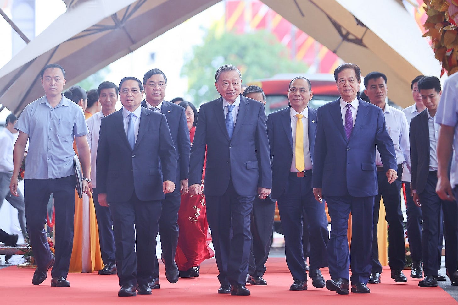 Tổng Bí thư Tô Lâm, Thủ tướng Chính phủ Phạm Minh Chính, nguyên Thủ tướng Chính phủ Nguyễn Tấn Dũng cùng các đại biểu tới dự lễ khởi công, khánh thành 250 công trình tại điểm cầu trung tâm (Hà Nội) - Ảnh: VGP/Nhật Bắc. Tổng Bí thư Tô Lâm, Thủ tướng Chính phủ Phạm Minh Chính, nguyên Thủ tướng Chính phủ Nguyễn Tấn Dũng cùng các đại biểu tới dự lễ khởi công, khánh thành 250 công trình tại điểm cầu trung tâm (Hà Nội) - Ảnh: VGP/Nhật Bắc.