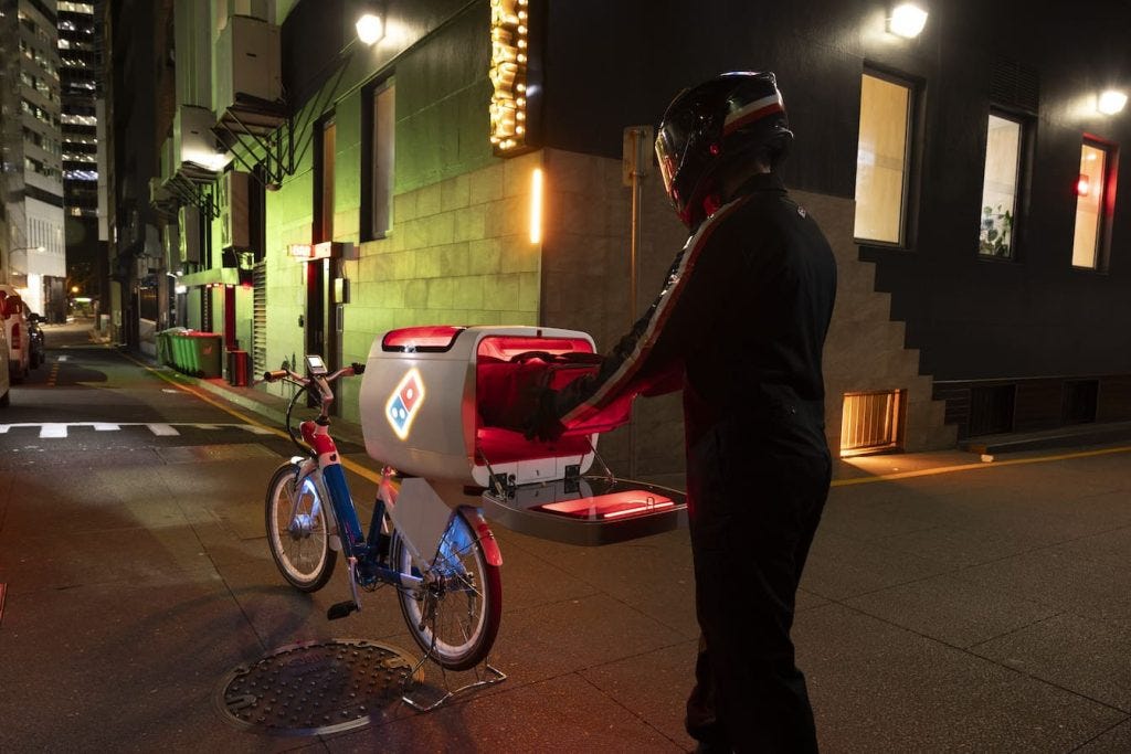 Velo de livraison avec un four a pizza a l'arriere.