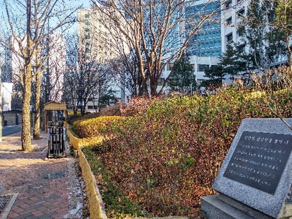 A stone sign on a sidewalk

AI-generated content may be incorrect.