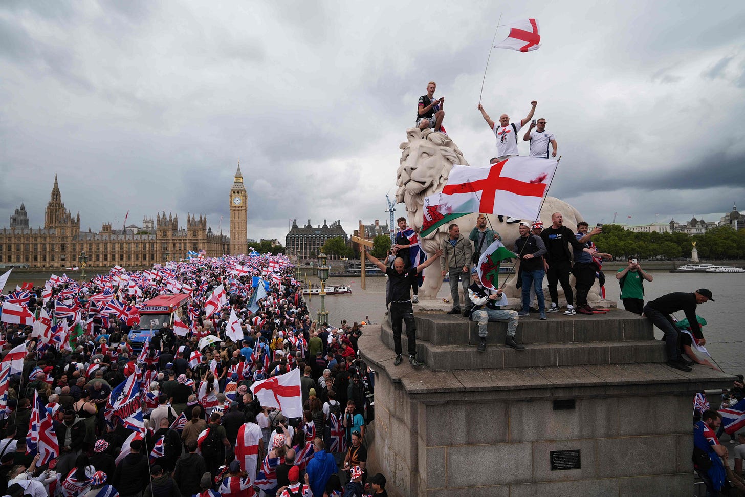 Far-Right Rally in London Draws Huge Crowd and a Counterprotest - The New  York Times Far-Right Rally in London Draws Huge Crowd and a Counterprotest - The New  York Times