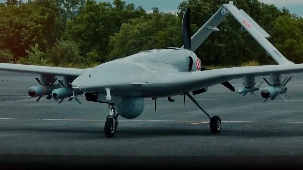 O presidente turco Erdoğan pode fazer uma oferta agressiva para promover sua visão islâmica ou simplesmente para enriquecer sua família, mas o drone Bayraktar TB2 que ele está vendendo — mostrado acima em Istambul — agora é inferior. Assim como...