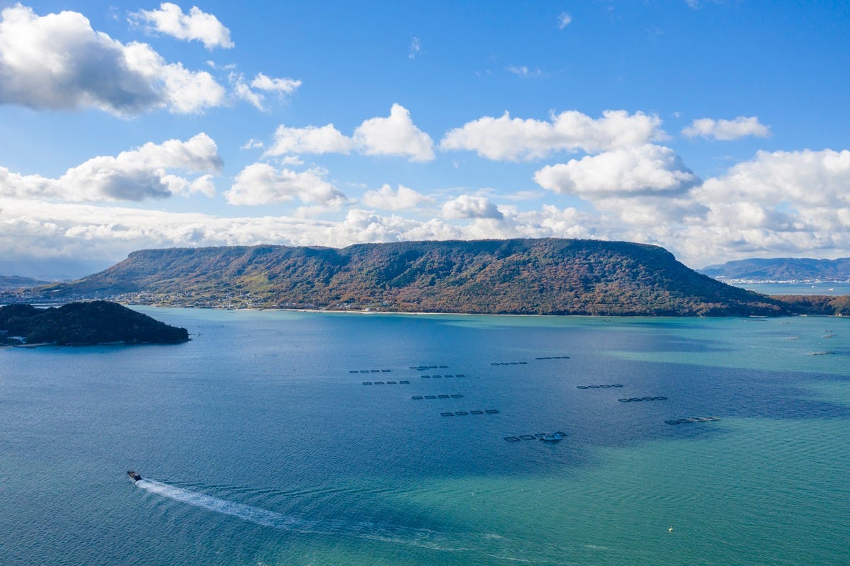 写真01：北東の海上からの全景１