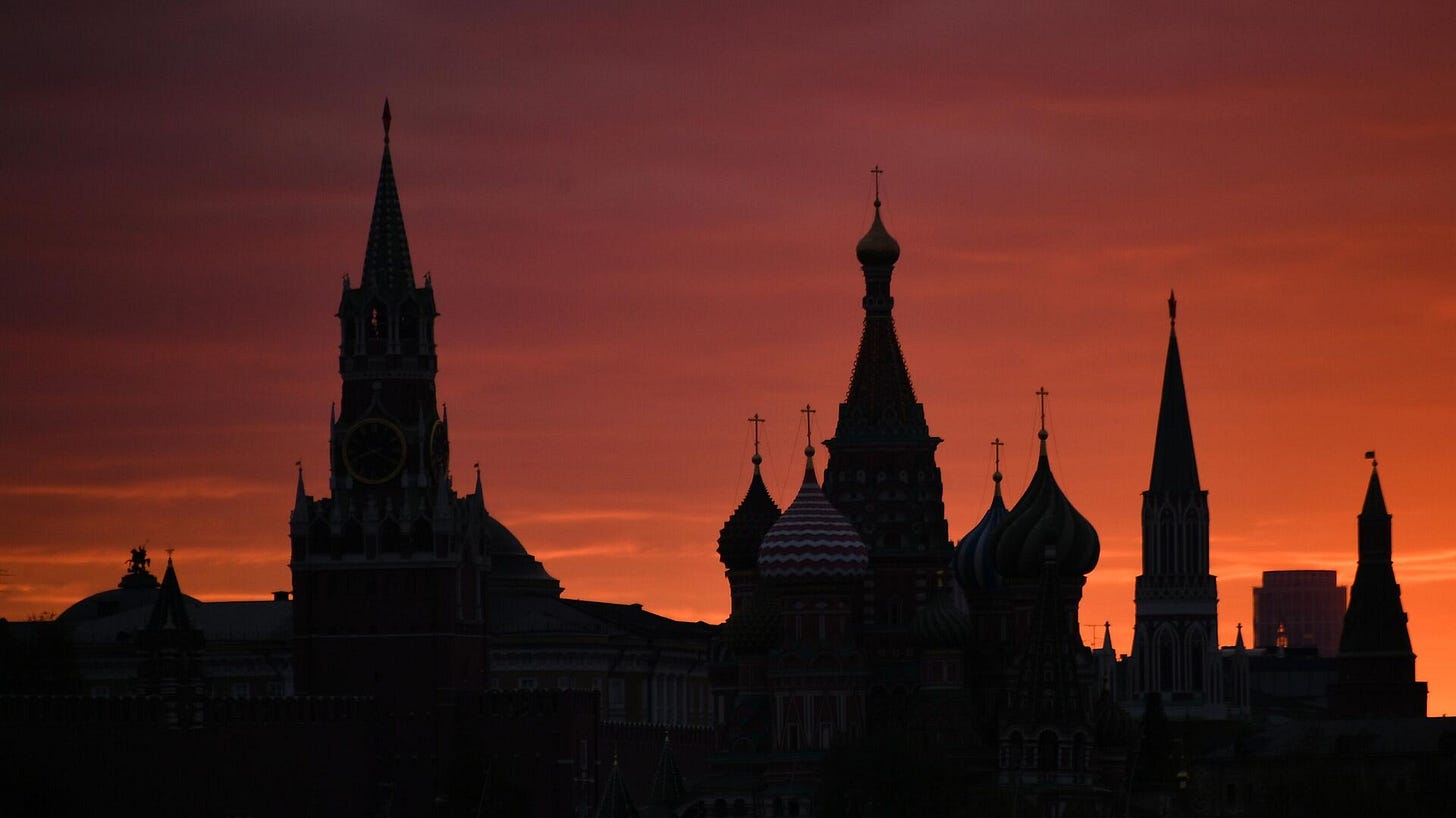 Sunset over Saint Basil's Cathedral and Spasskaya Tower in Moscow, Russia. - Sputnik International, 1920, 29.11.2024