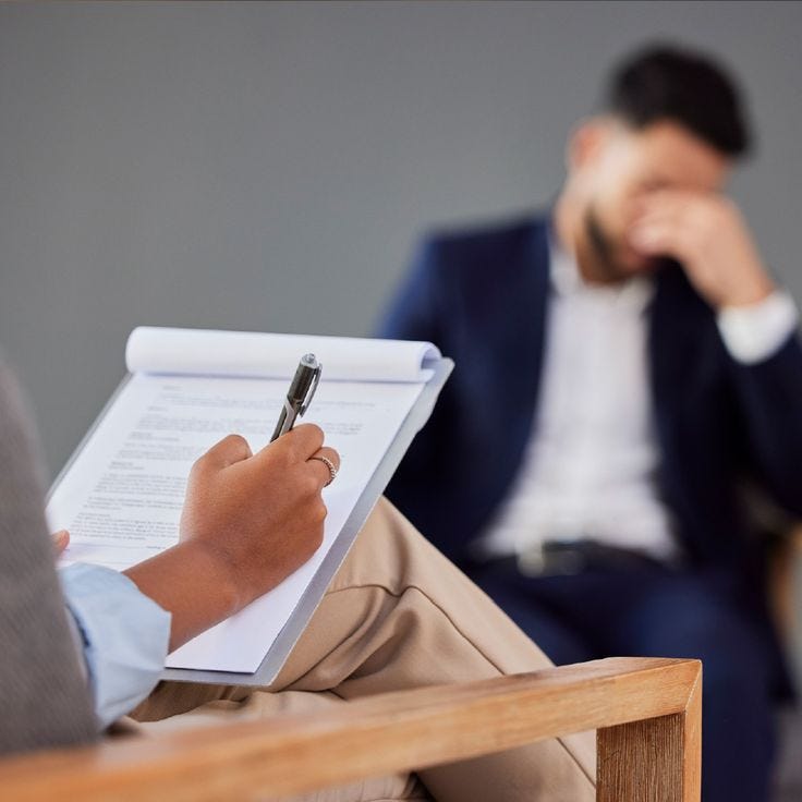 De ce bărbatul evitant pare rece în relații? Descoperă cum funcționează atașamentul evitant, de ce se retrage și cum poți construi apropiere emoțională reală.